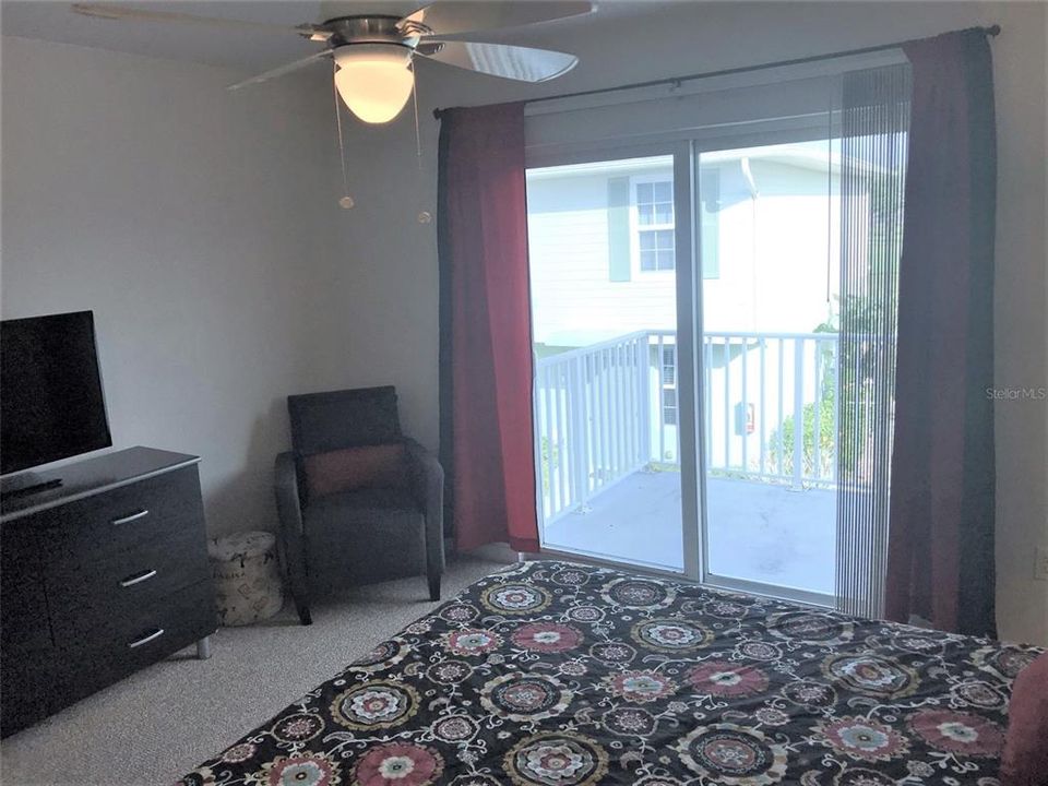 合同活跃: $1,250 (2 贝兹, 2 浴室, 1106 平方英尺)