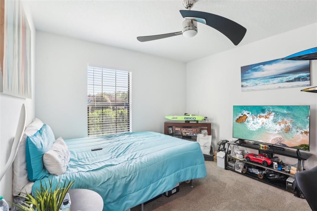 合同活跃: $250,000 (2 贝兹, 2 浴室, 1044 平方英尺)