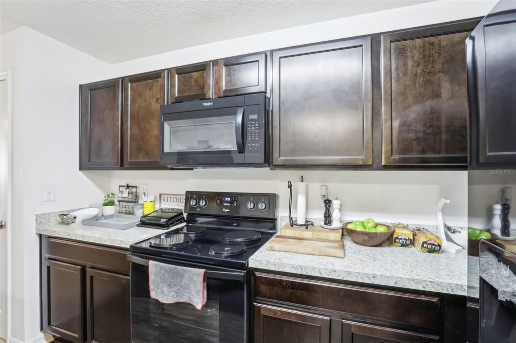 合同活跃: $250,000 (2 贝兹, 2 浴室, 1044 平方英尺)