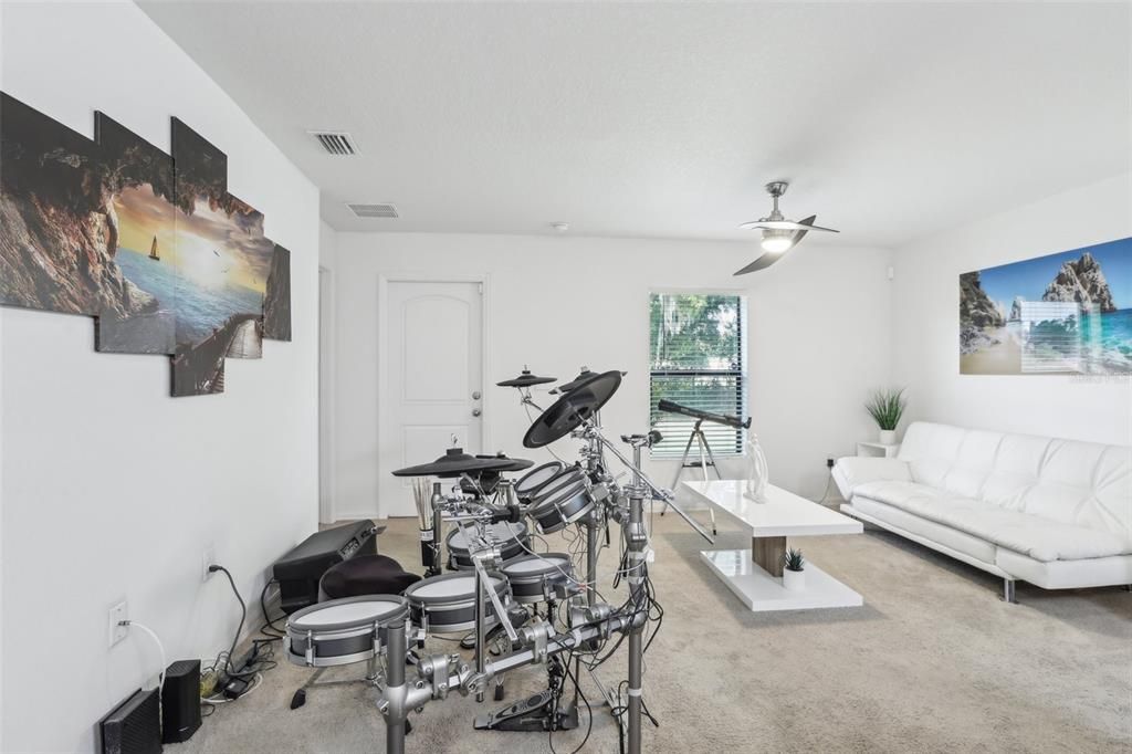 合同活跃: $250,000 (2 贝兹, 2 浴室, 1044 平方英尺)