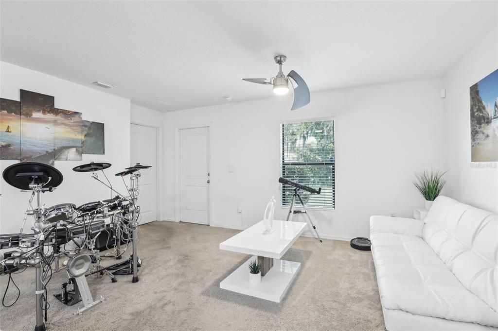 合同活跃: $250,000 (2 贝兹, 2 浴室, 1044 平方英尺)