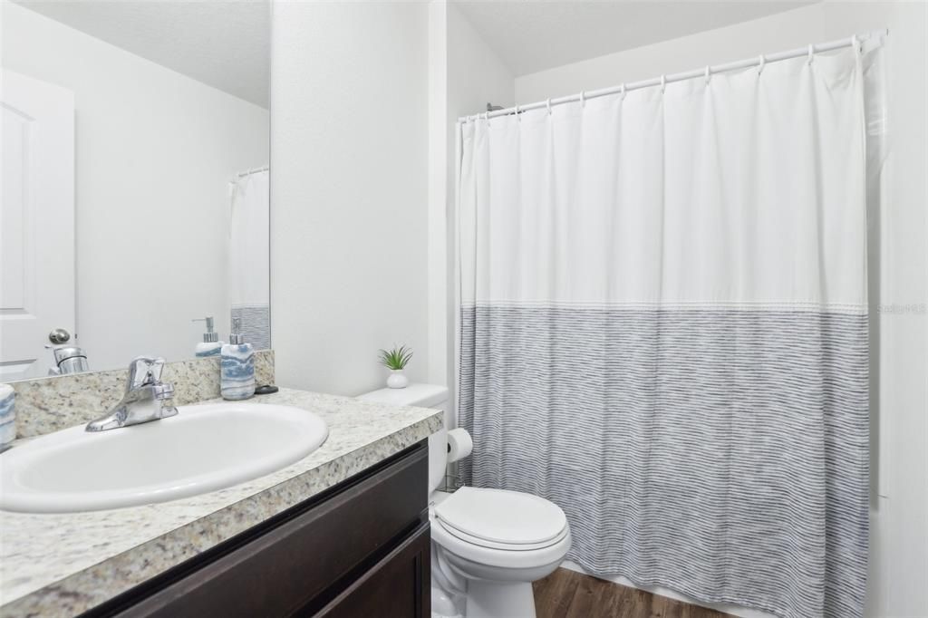 合同活跃: $250,000 (2 贝兹, 2 浴室, 1044 平方英尺)