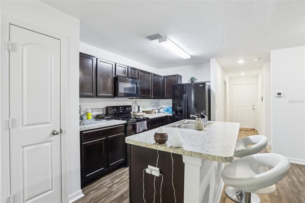 合同活跃: $250,000 (2 贝兹, 2 浴室, 1044 平方英尺)