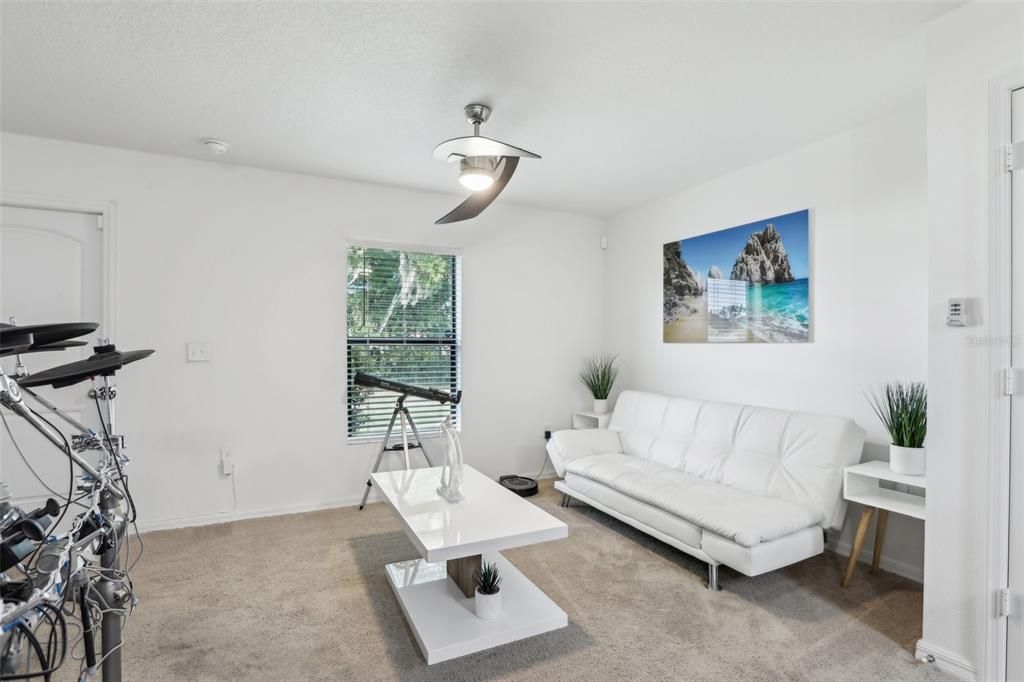 合同活跃: $250,000 (2 贝兹, 2 浴室, 1044 平方英尺)