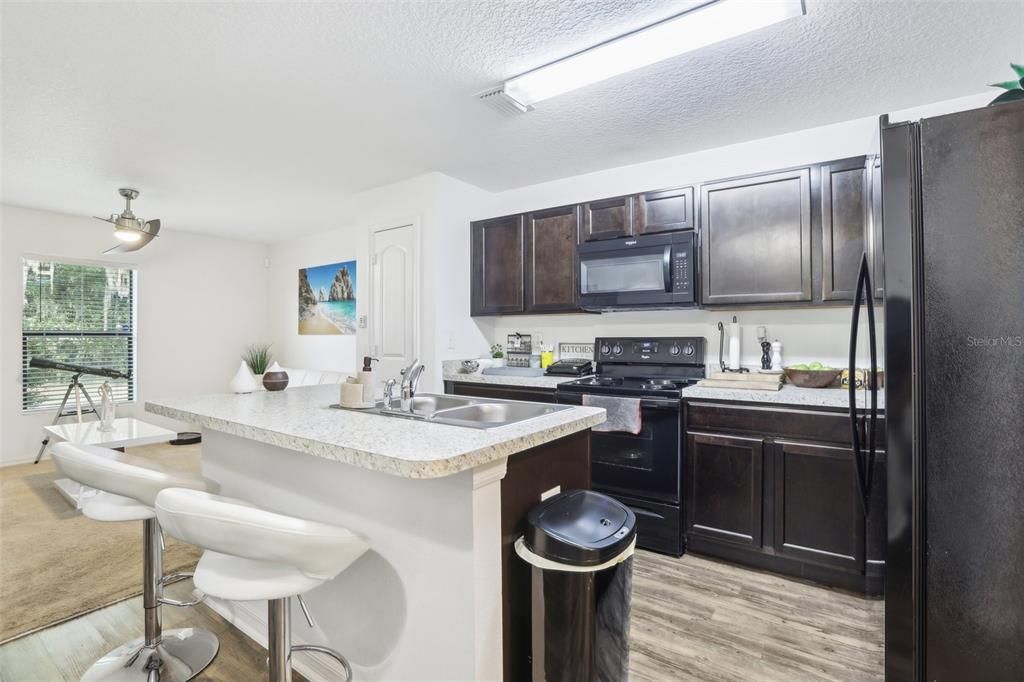 合同活跃: $250,000 (2 贝兹, 2 浴室, 1044 平方英尺)