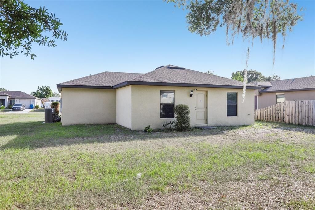 合同活跃: $250,000 (2 贝兹, 2 浴室, 1044 平方英尺)