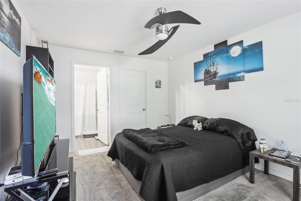 合同活跃: $250,000 (2 贝兹, 2 浴室, 1044 平方英尺)