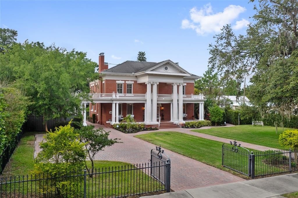 For Sale: $1,700,000 (4 beds, 4 baths, 5233 Square Feet)