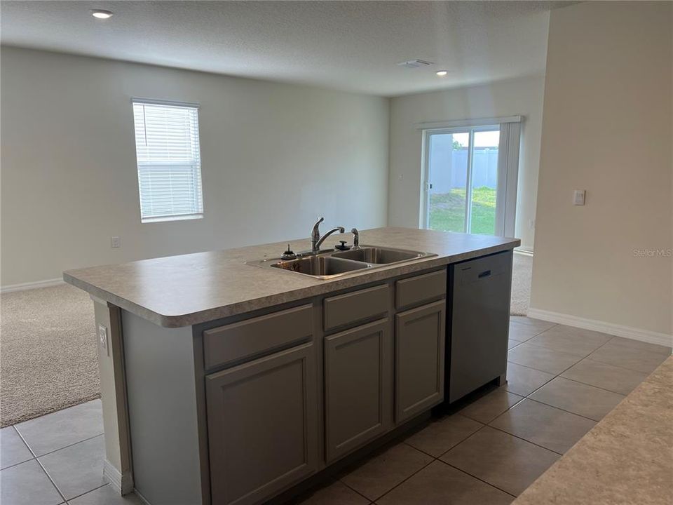 出租: $2,690 (5 贝兹, 3 浴室, 2528 平方英尺)