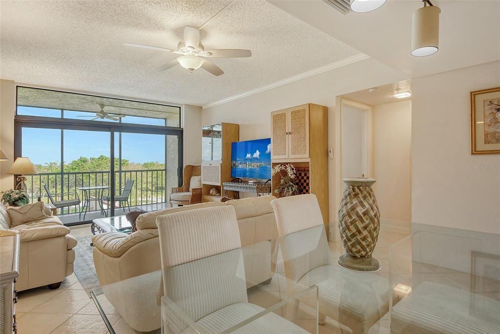 出租: $3,000 (2 贝兹, 2 浴室, 928 平方英尺)