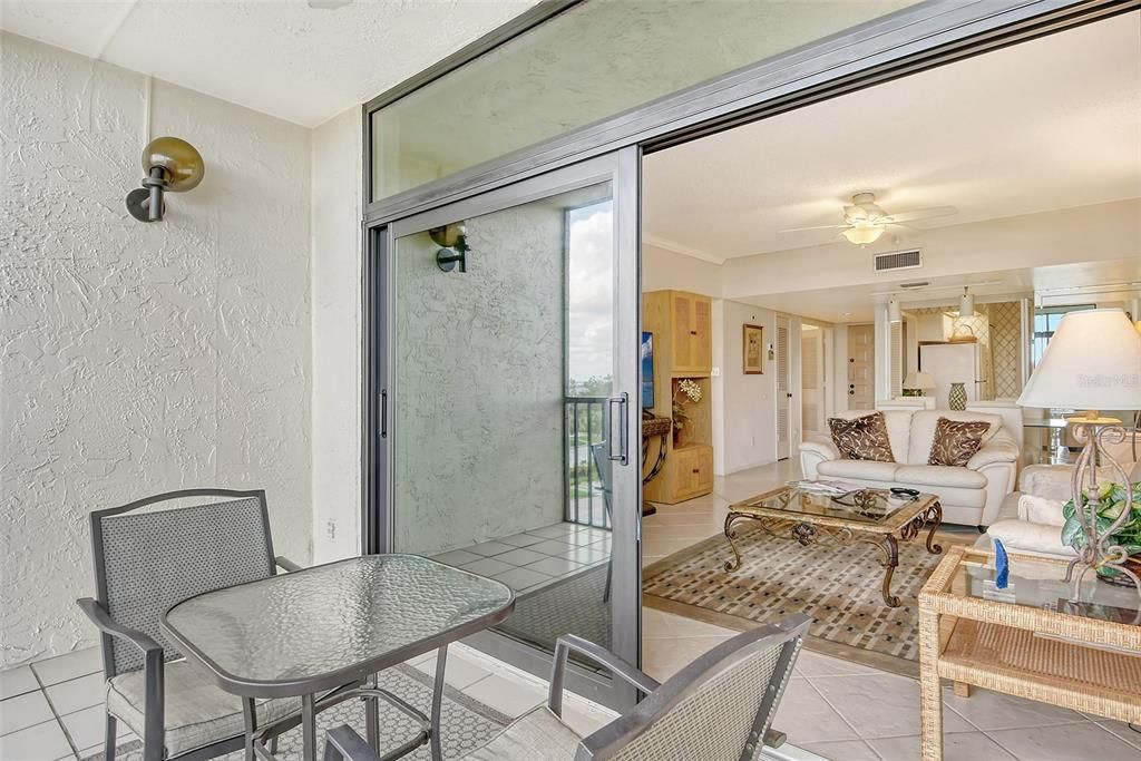 出租: $3,000 (2 贝兹, 2 浴室, 928 平方英尺)