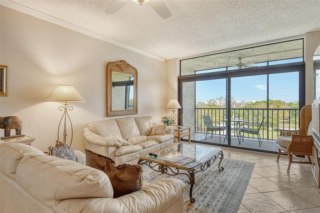 出租: $3,000 (2 贝兹, 2 浴室, 928 平方英尺)