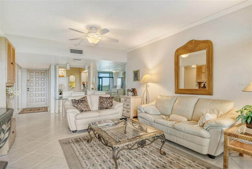 出租: $3,000 (2 贝兹, 2 浴室, 928 平方英尺)