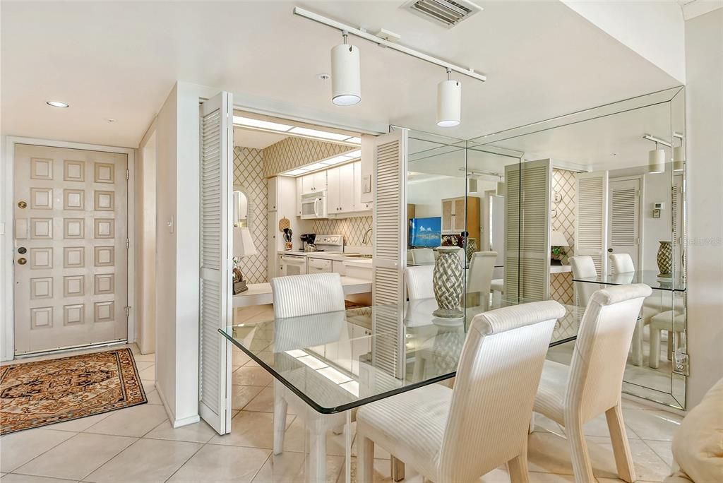 出租: $3,000 (2 贝兹, 2 浴室, 928 平方英尺)