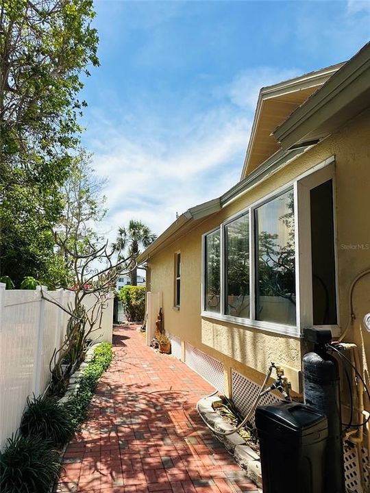 Activo con contrato: $1,570,000 (4 camas, 3 baños, 2651 Pies cuadrados)