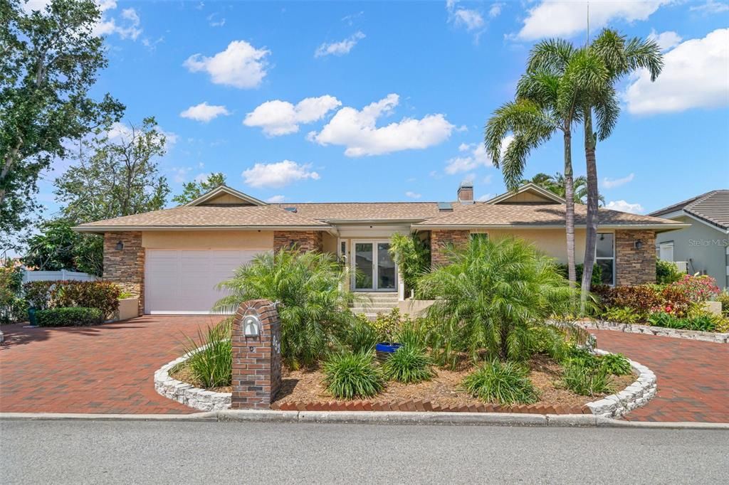 Activo con contrato: $1,570,000 (4 camas, 3 baños, 2651 Pies cuadrados)