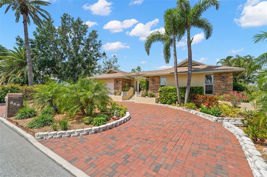 Activo con contrato: $1,570,000 (4 camas, 3 baños, 2651 Pies cuadrados)