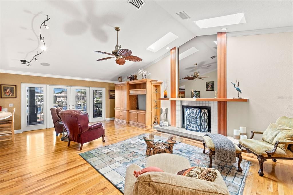 Activo con contrato: $1,570,000 (4 camas, 3 baños, 2651 Pies cuadrados)