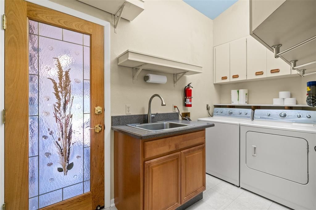 Activo con contrato: $1,570,000 (4 camas, 3 baños, 2651 Pies cuadrados)