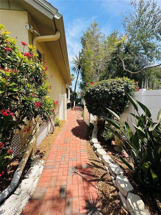 Activo con contrato: $1,570,000 (4 camas, 3 baños, 2651 Pies cuadrados)