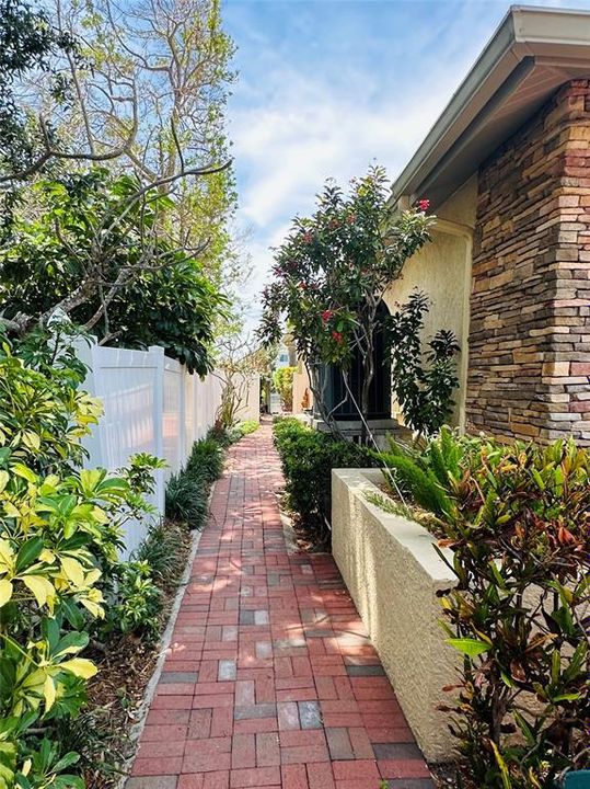 Activo con contrato: $1,570,000 (4 camas, 3 baños, 2651 Pies cuadrados)