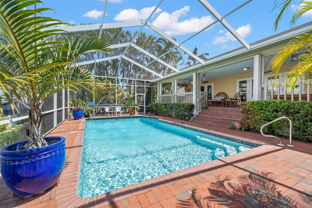 Activo con contrato: $1,570,000 (4 camas, 3 baños, 2651 Pies cuadrados)