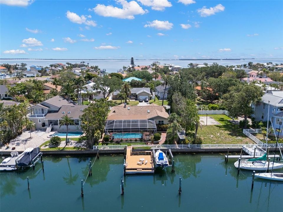 Activo con contrato: $1,570,000 (4 camas, 3 baños, 2651 Pies cuadrados)