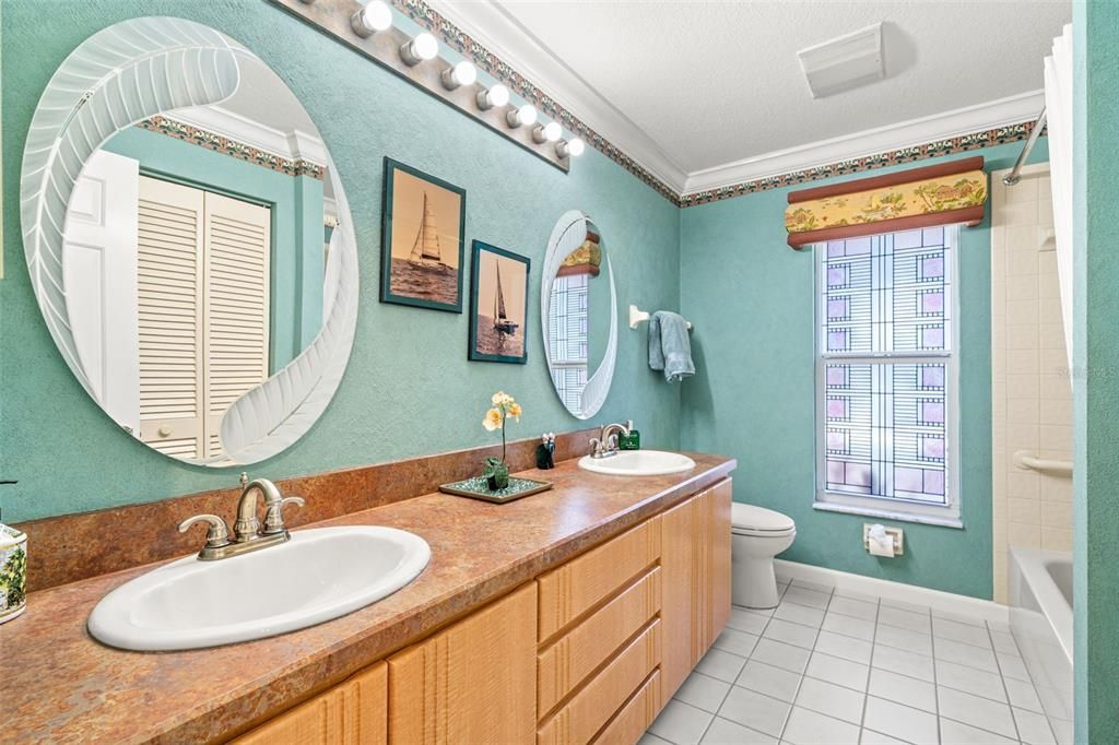 Activo con contrato: $1,570,000 (4 camas, 3 baños, 2651 Pies cuadrados)