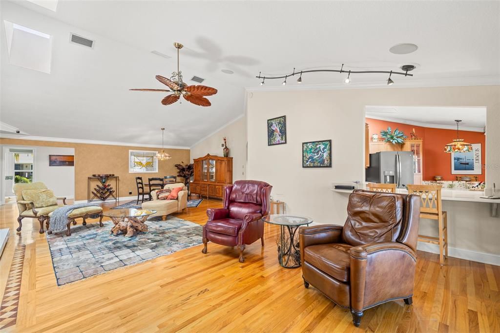 Activo con contrato: $1,570,000 (4 camas, 3 baños, 2651 Pies cuadrados)