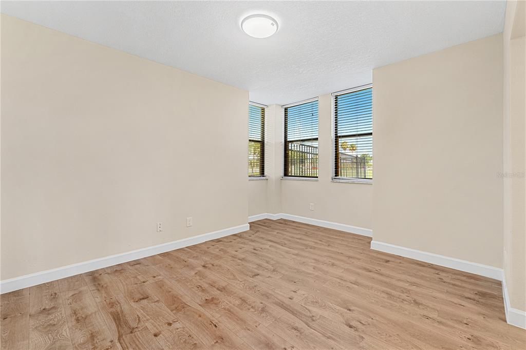 Под контрактом: $2,000 (2 спален, 2 ванн, 1115 Квадратных фут)