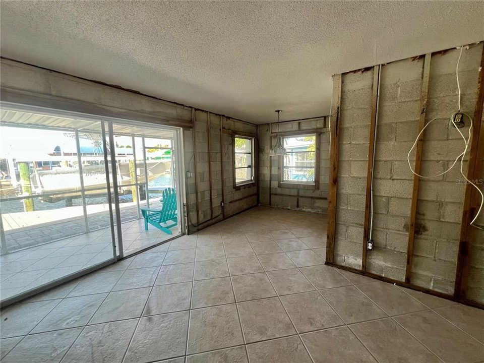 На продажу: $365,000 (2 спален, 2 ванн, 951 Квадратных фут)