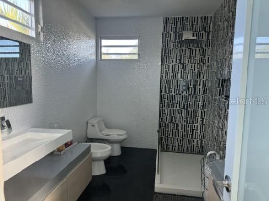 Active With Contract: $345,000 (3 beds, 3 baths, 1250 Square Feet)