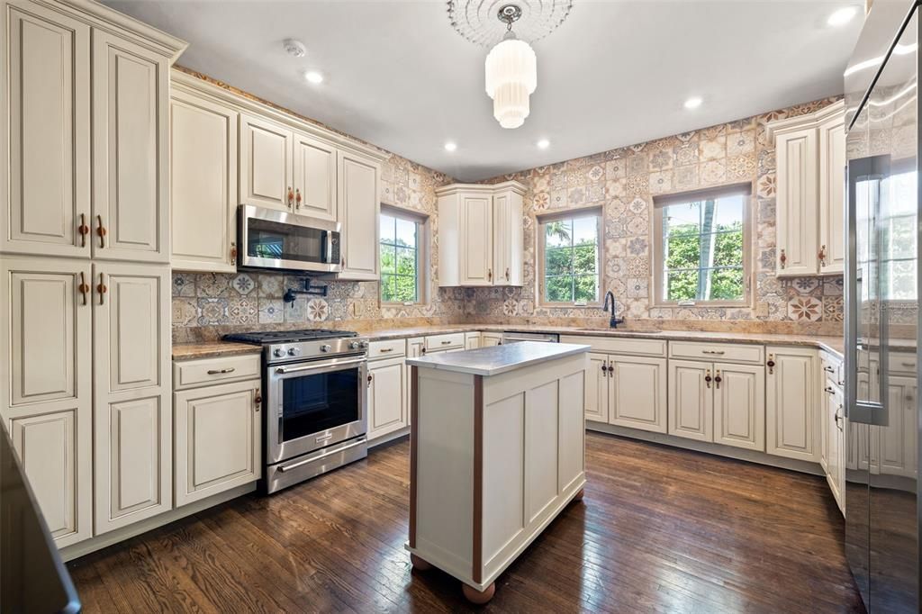 Activo con contrato: $1,750,000 (5 camas, 5 baños, 4456 Pies cuadrados)