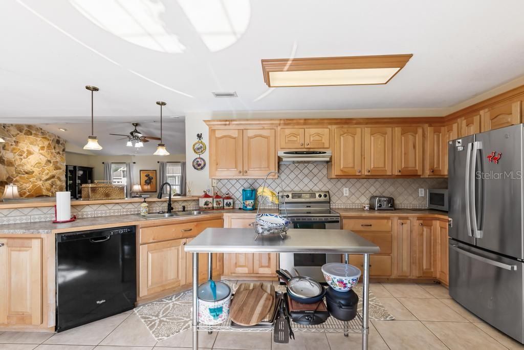 Active With Contract: $274,900 (3 beds, 2 baths, 1773 Square Feet)