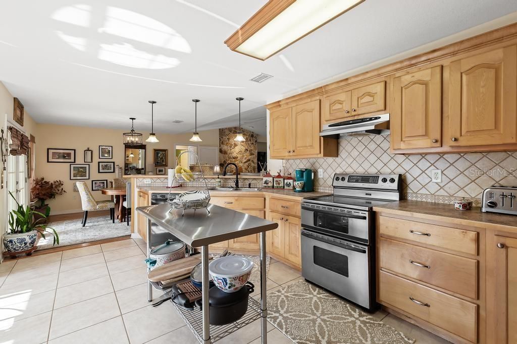 Active With Contract: $274,900 (3 beds, 2 baths, 1773 Square Feet)