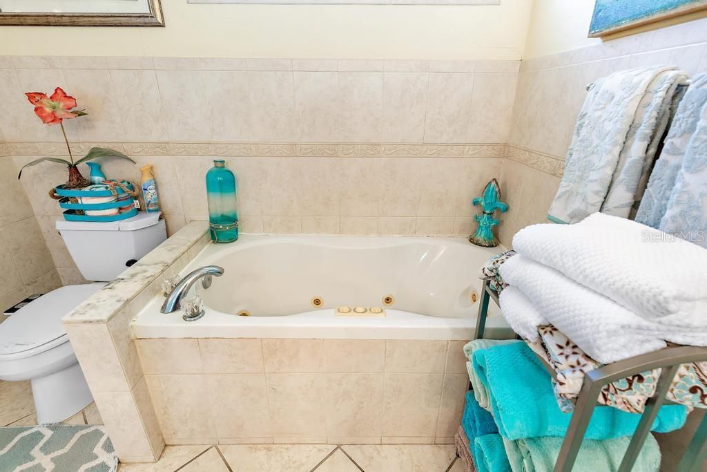 Active With Contract: $274,900 (3 beds, 2 baths, 1773 Square Feet)