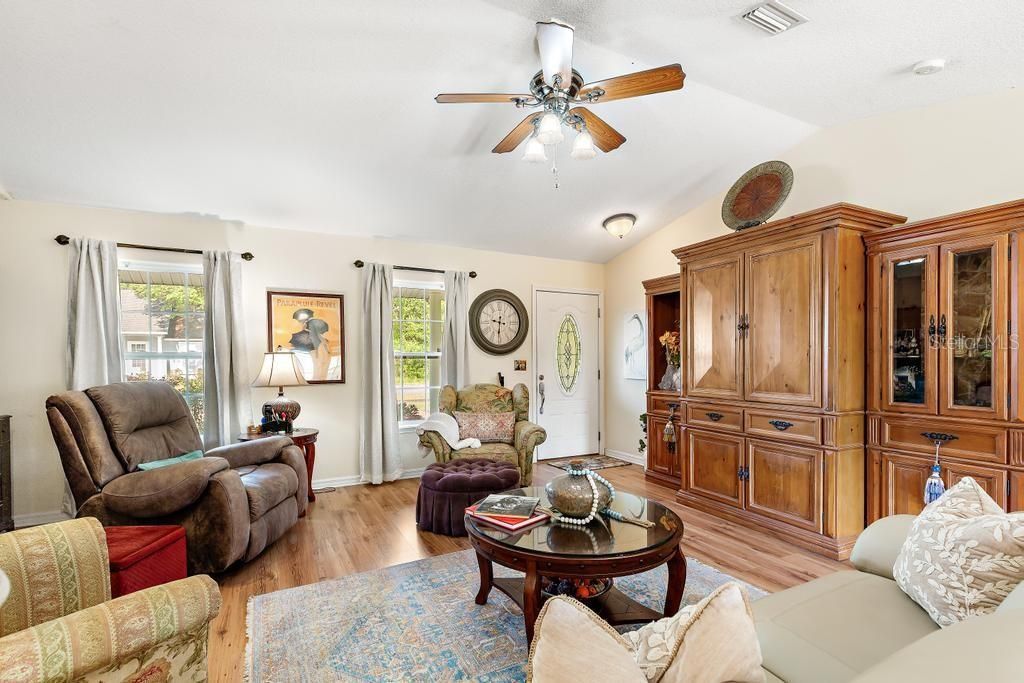 Active With Contract: $274,900 (3 beds, 2 baths, 1773 Square Feet)