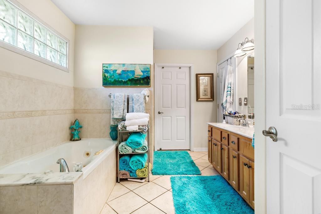 Active With Contract: $274,900 (3 beds, 2 baths, 1773 Square Feet)
