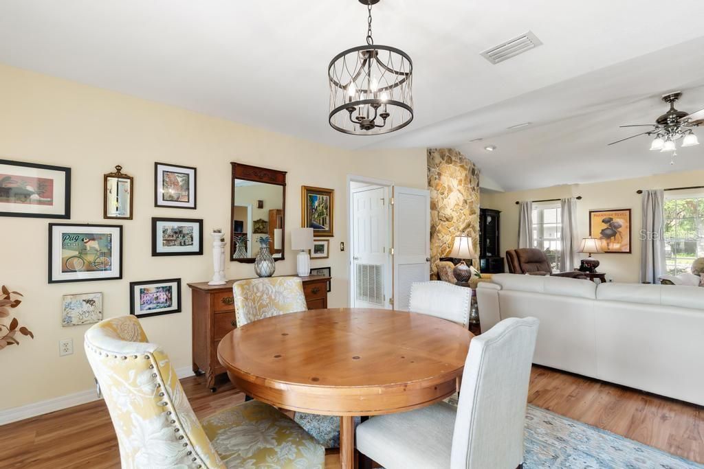 Active With Contract: $274,900 (3 beds, 2 baths, 1773 Square Feet)