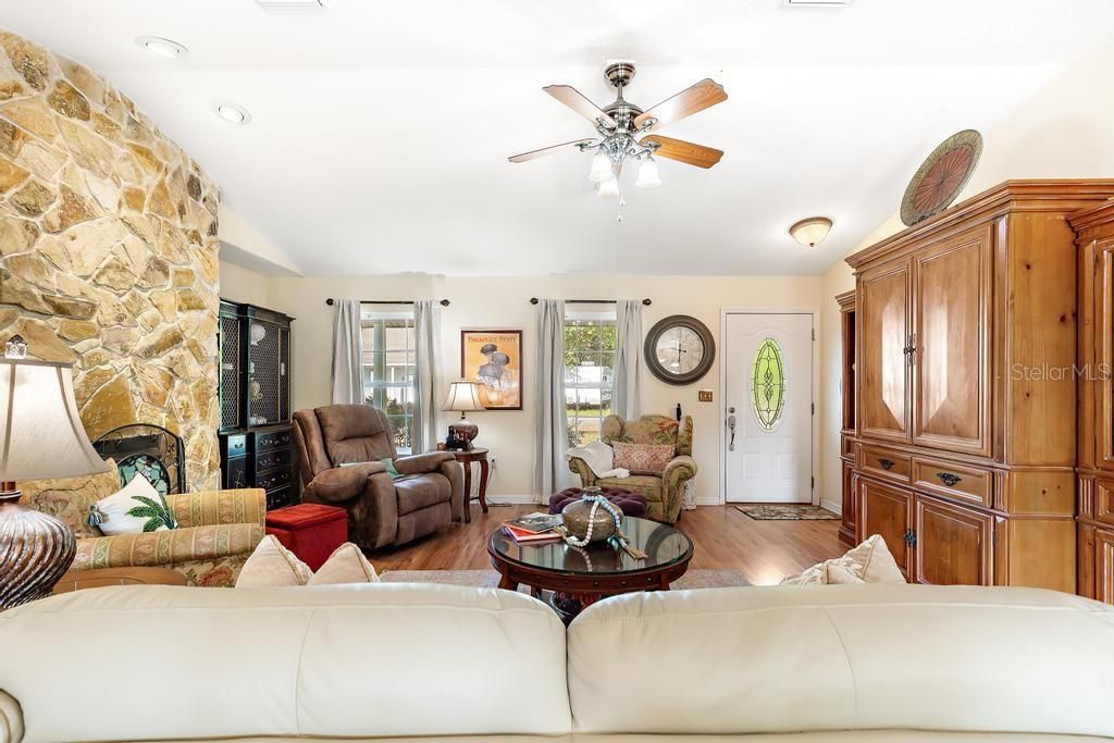 Active With Contract: $274,900 (3 beds, 2 baths, 1773 Square Feet)