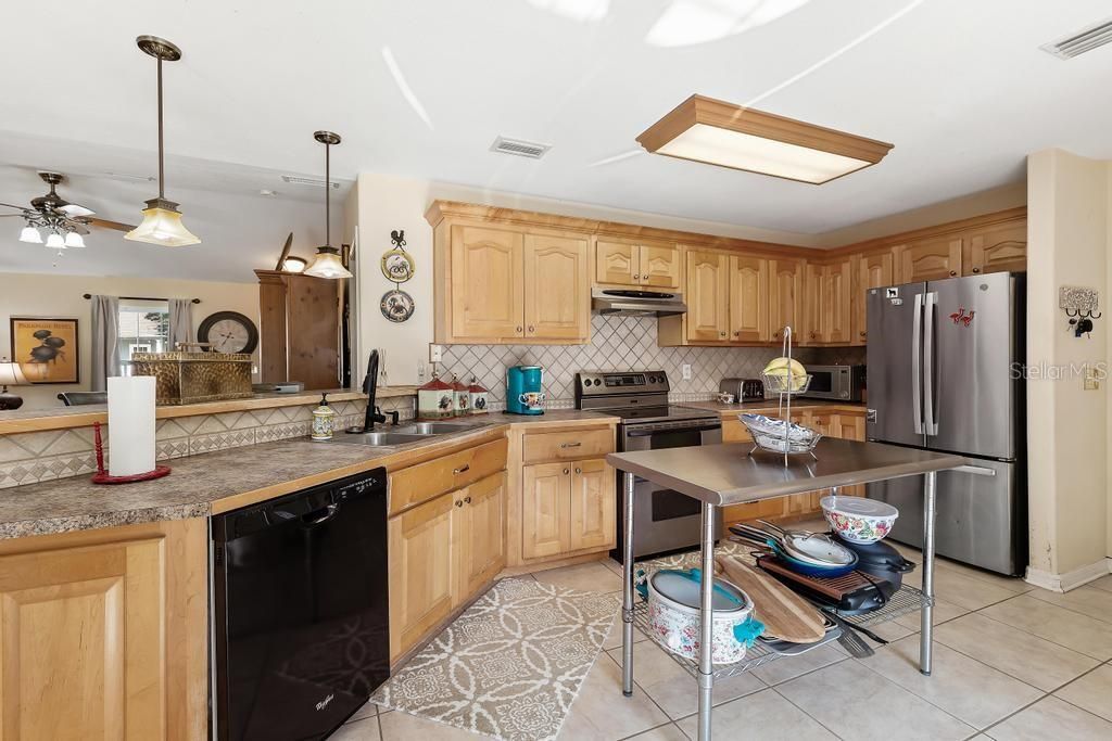 Active With Contract: $274,900 (3 beds, 2 baths, 1773 Square Feet)