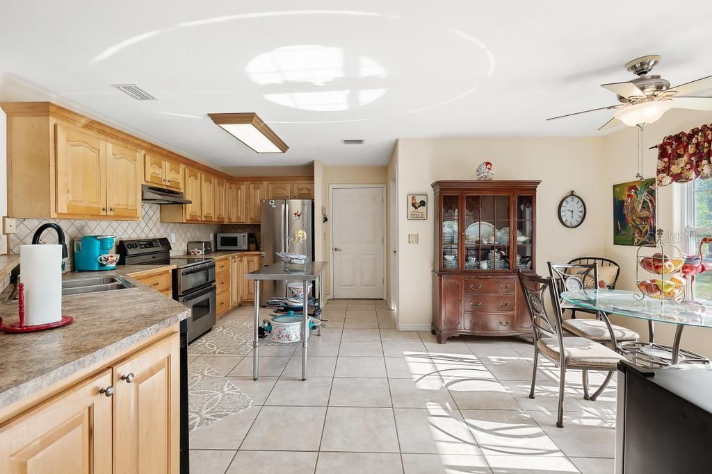 Active With Contract: $274,900 (3 beds, 2 baths, 1773 Square Feet)