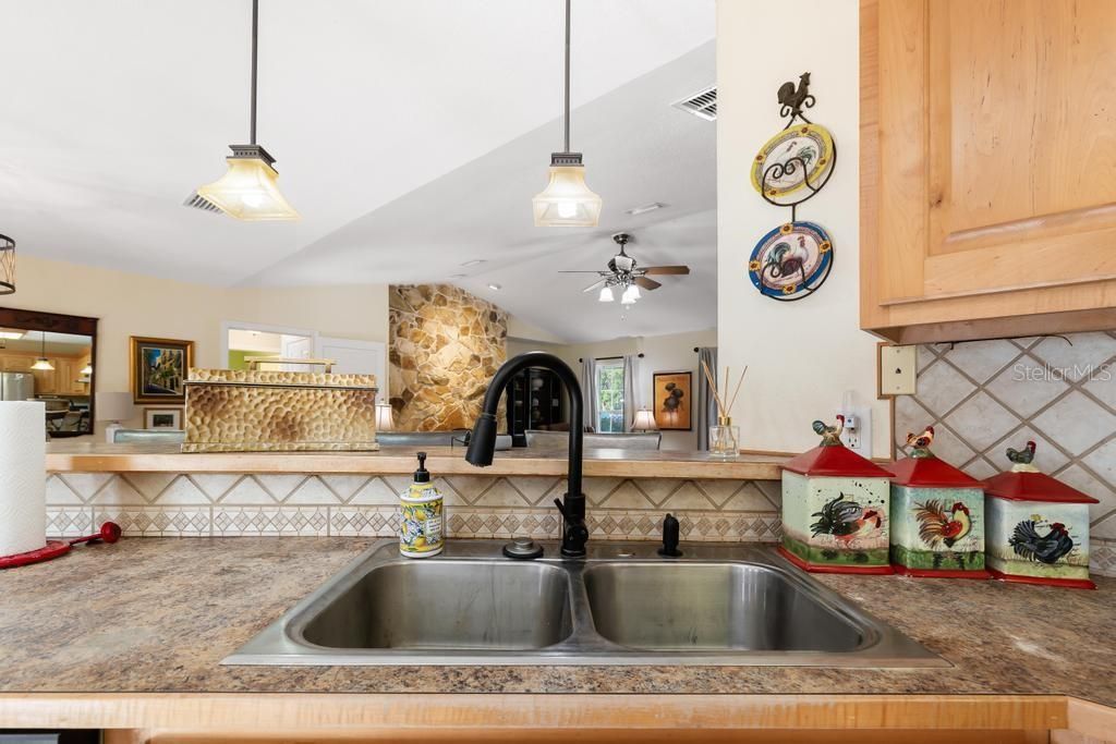 Active With Contract: $274,900 (3 beds, 2 baths, 1773 Square Feet)