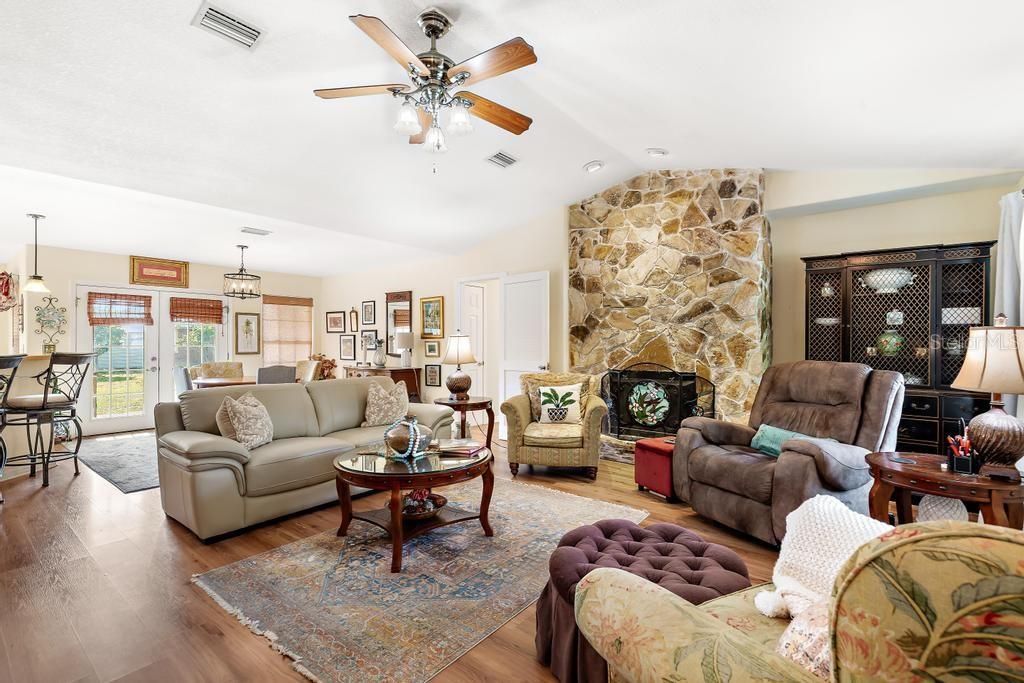 Active With Contract: $274,900 (3 beds, 2 baths, 1773 Square Feet)