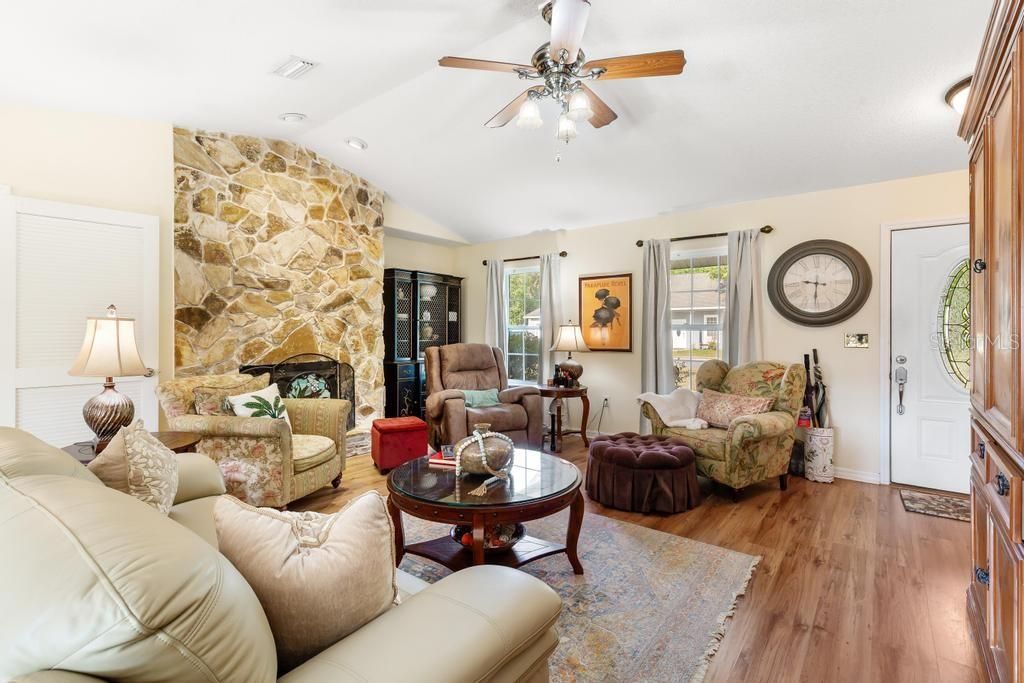 Active With Contract: $274,900 (3 beds, 2 baths, 1773 Square Feet)