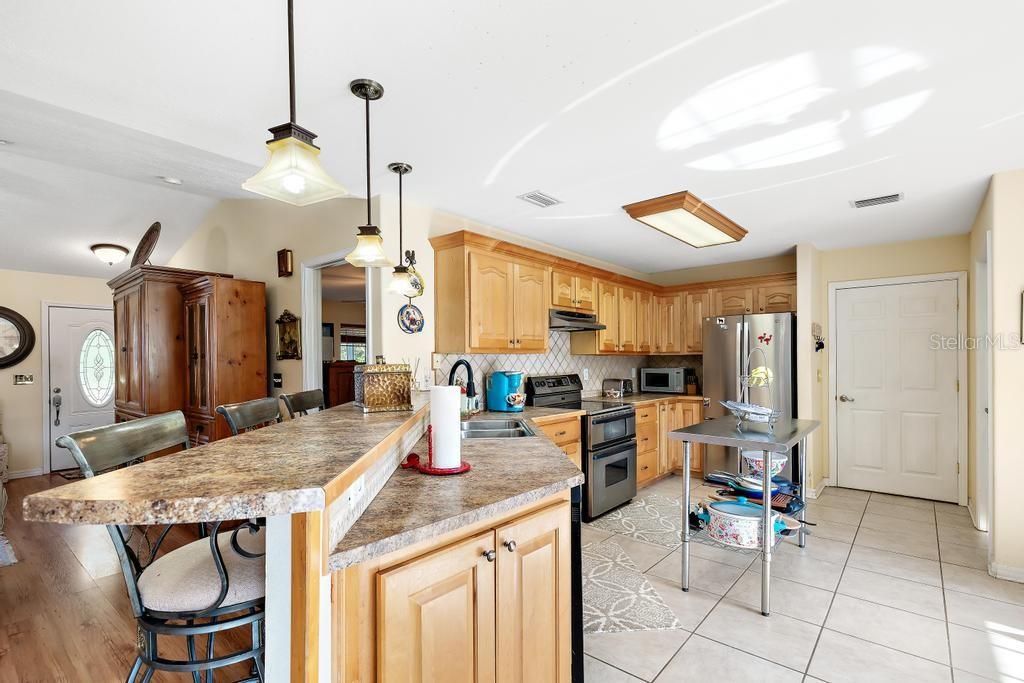 Active With Contract: $274,900 (3 beds, 2 baths, 1773 Square Feet)