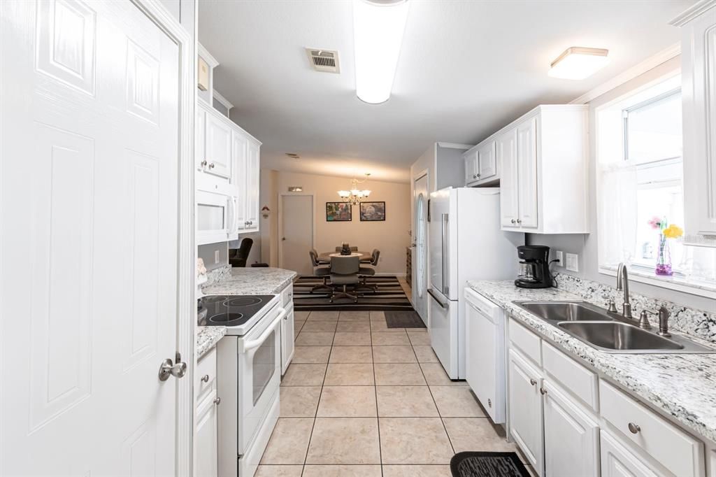 Active With Contract: $199,000 (2 beds, 2 baths, 1566 Square Feet)