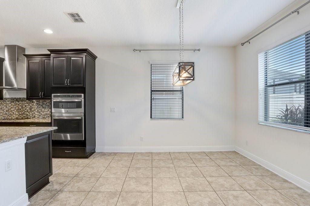 Под контрактом: $699,900 (5 спален, 3 ванн, 3316 Квадратных фут)