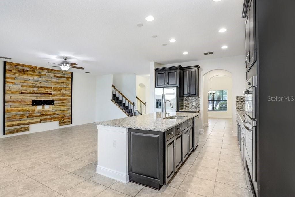 Под контрактом: $699,900 (5 спален, 3 ванн, 3316 Квадратных фут)