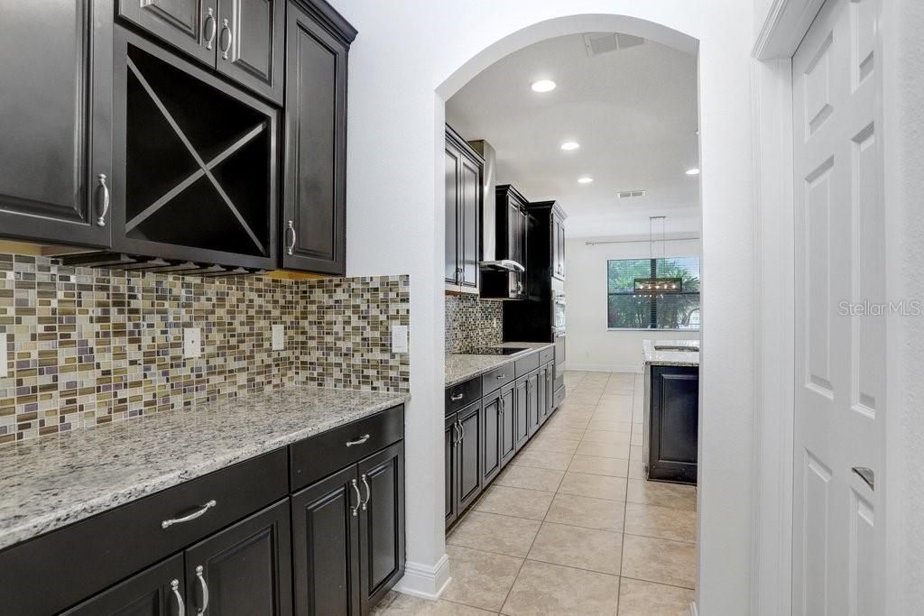 Под контрактом: $699,900 (5 спален, 3 ванн, 3316 Квадратных фут)